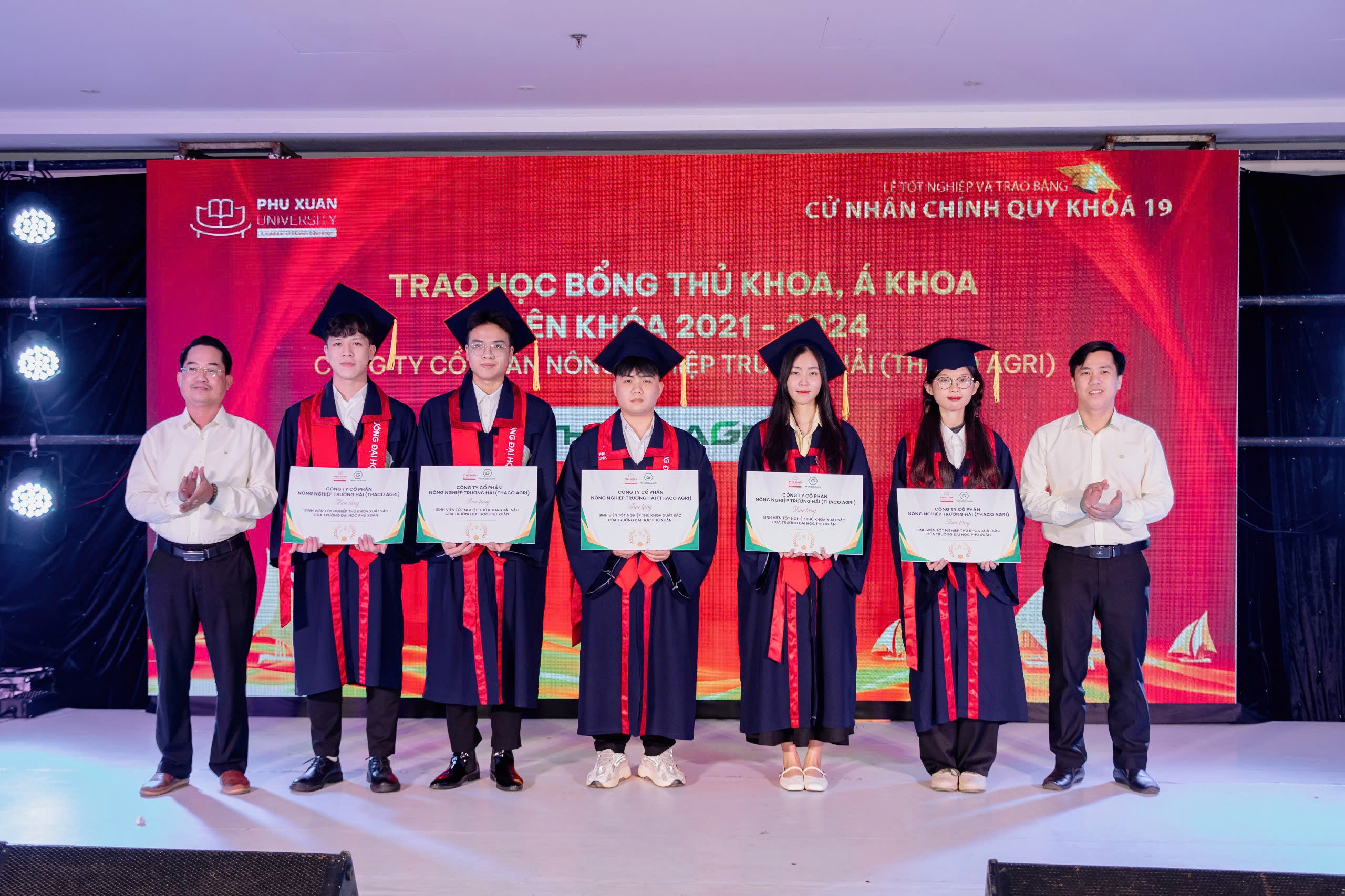 On January 10, Phu Xuan University in Thua Thien Hue Province held a graduation ceremony for the aca...