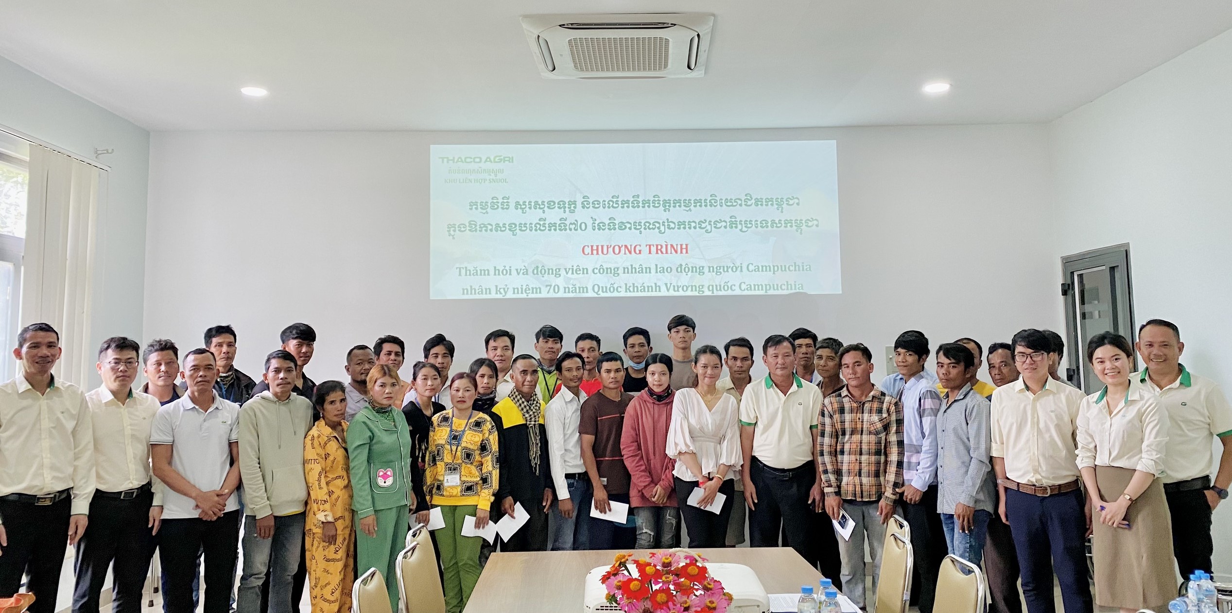 KLH Snuol thăm hỏi và động viên công nhân lao động nhân Kỷ niệm 70 năm Quốc khánh Vương quốc Campuchia