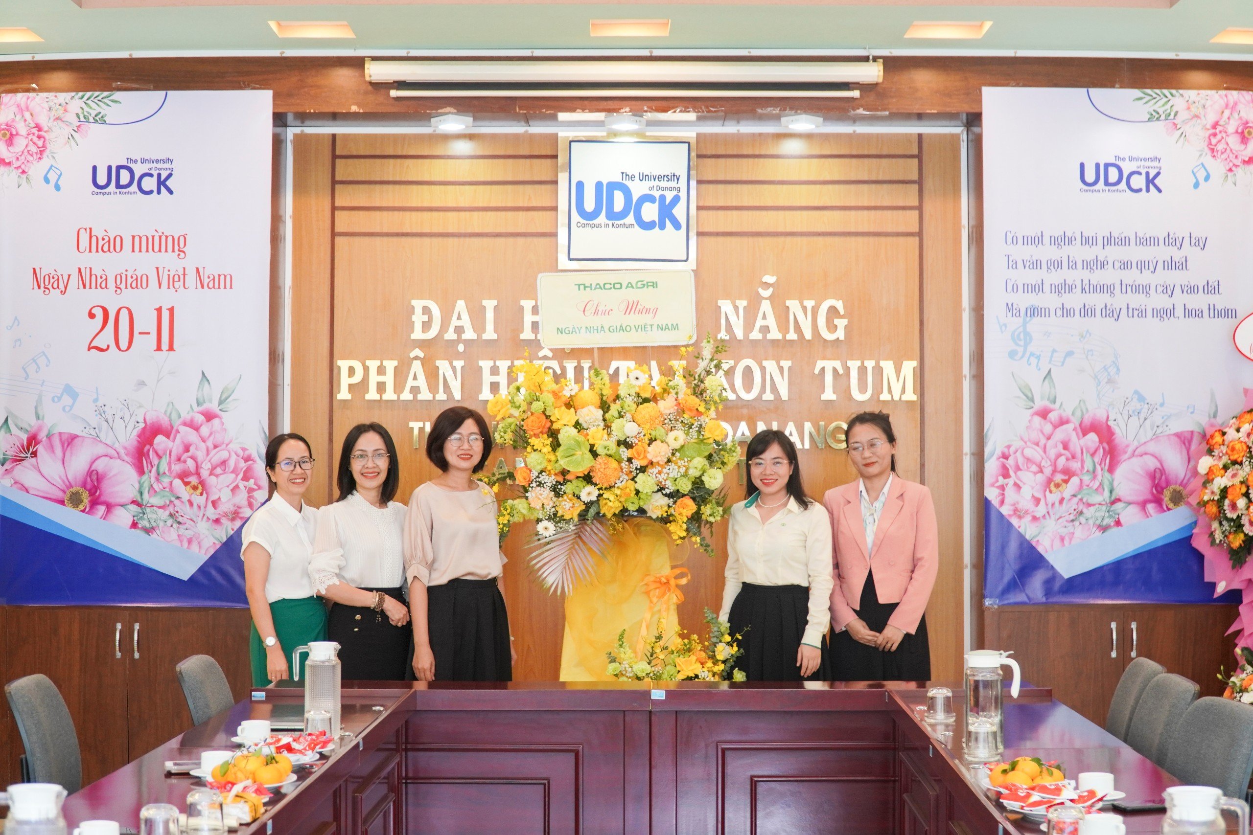 THACO AGRI presented flowers to celebrate Vietnamese Teachers' Day November 20