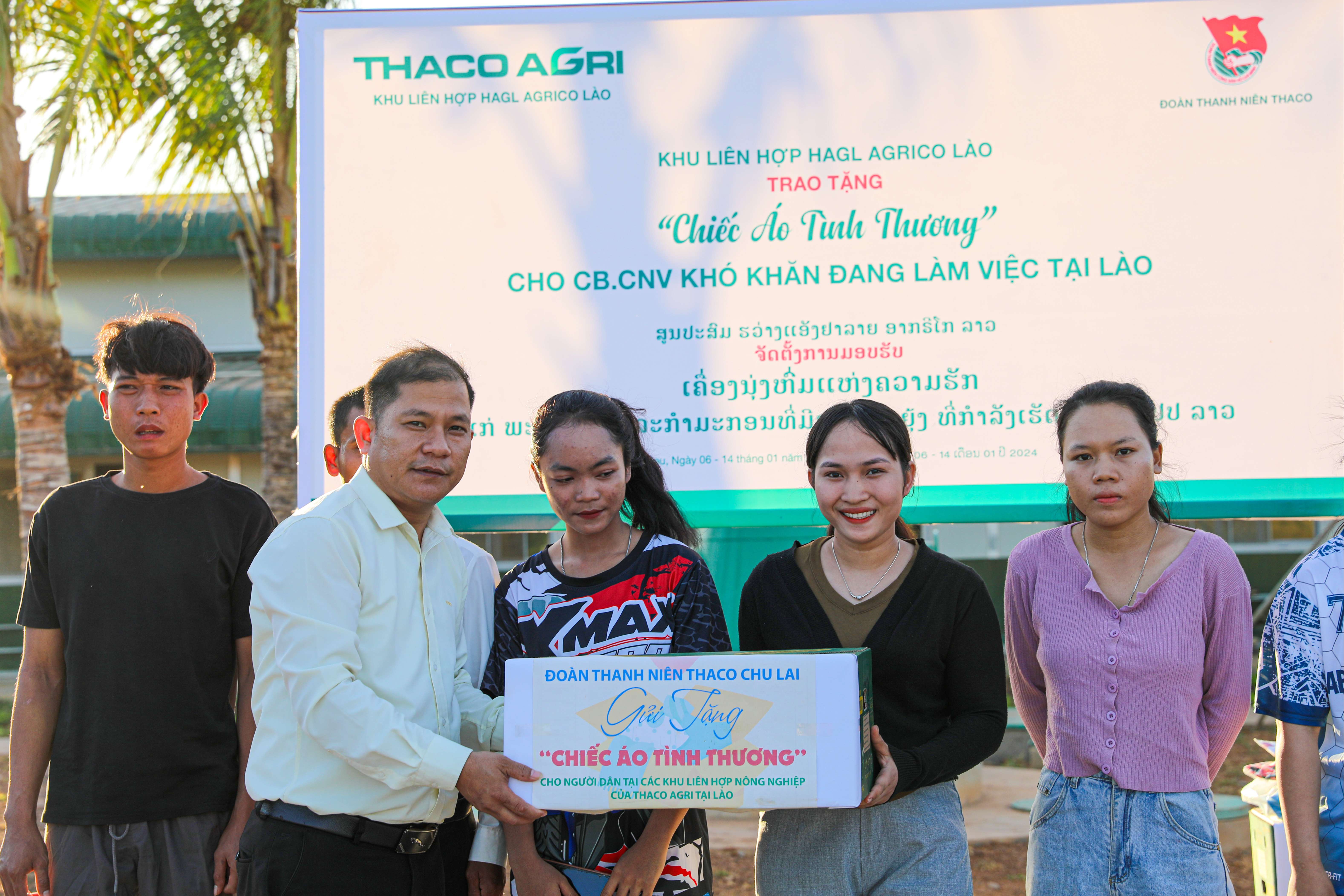 Hơn 1.000 “Chiếc Áo Tình Thương” được trao tặng đến lao động người Lào